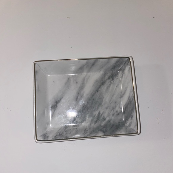 Marble coloured dish. - Picture 2 of 2